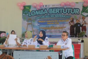 Kabid Perpustakaan Dinas Perpustakaan dan Kearsipan Kabupaten Ogan Ilir, Rully Mulyani, sedang menjelaskan tata tertib aturan lomba