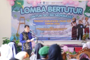 Asisten III Bidang Administrasi Pembangunan sedang memberikan sambutan sekaligus membuka acara